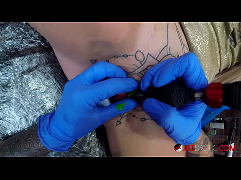 ❤️ Keçika pir tattookirî Sully Savage tattooek li ser klîtorê xwe kir. Pornoya malê li porno ku.sexogolic-info.ru ️❤